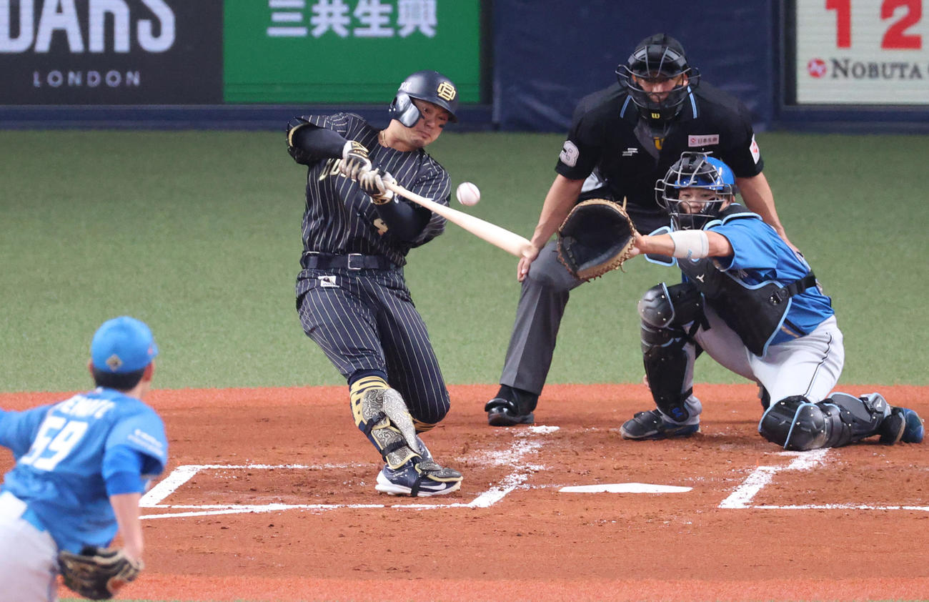 オリックス対日本ハム　1回裏オリックス1死満塁、森は中前2点適時打を放つ（撮影・上山淳一）