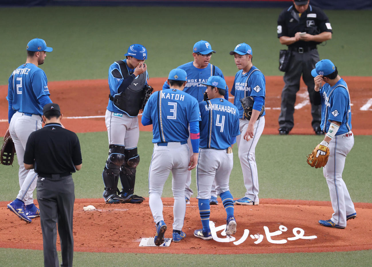 オリックス対日本ハム　1回裏オリックス1死一、三塁、根本（右から2人目）のもとに集まる日本ハム内野陣（撮影・上山淳一）