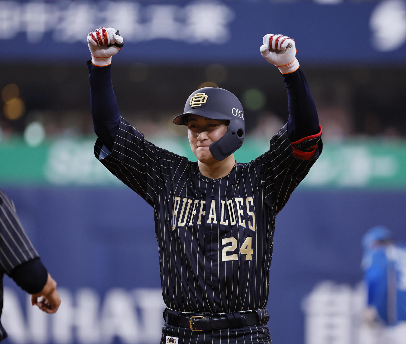 オリックス対日本ハム　5回裏オリックス1死一塁、紅林は中前打を放ちポーズをとる（撮影・藤尾明華）