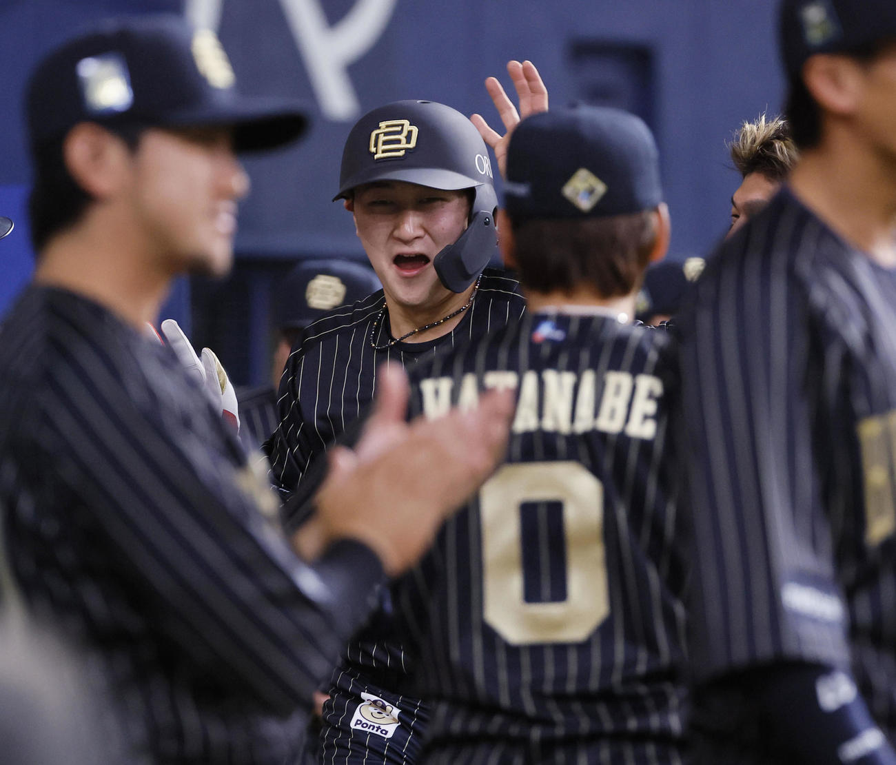 オリックス対日本ハム　5回裏オリックス1死一、三塁、太田の中前適時打で生還し、ナインとタッチを交わす紅林（中央）（撮影・藤尾明華）