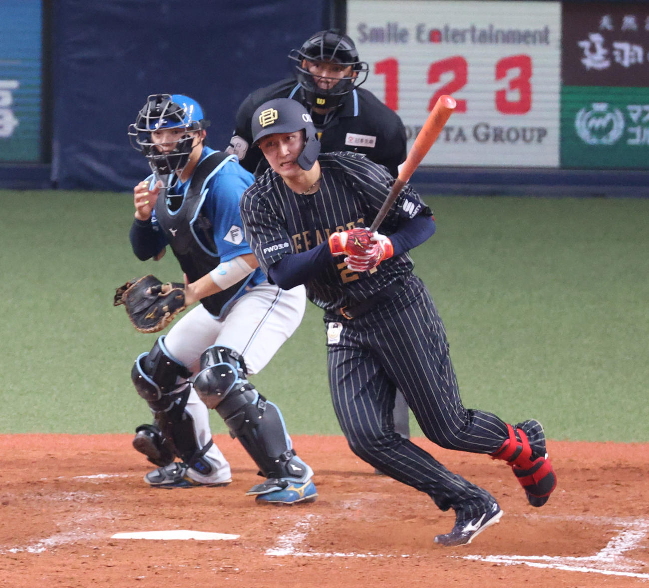 オリックス対日本ハム　5回裏オリックス1死一塁、紅林は右前打を放つ（撮影・上山淳一）
