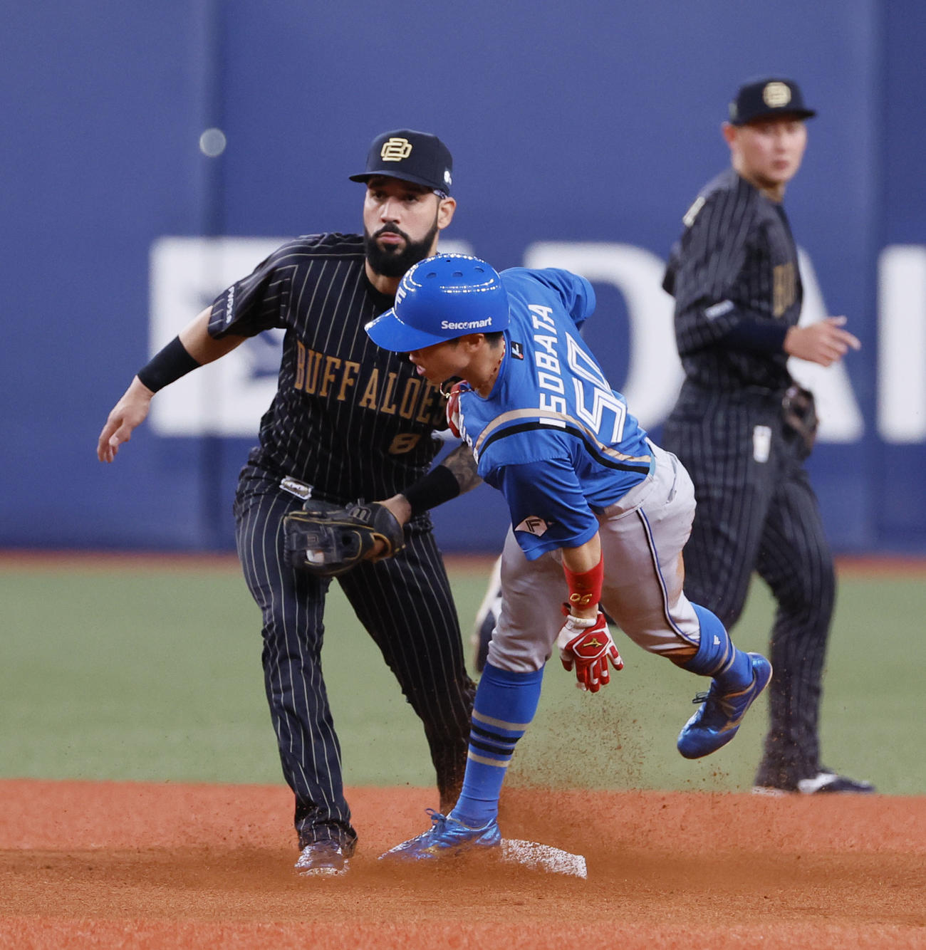 オリックス対日本ハム　1回表日本ハム1死一、打者万波のとき二盗を決める五十幡。野手ゴンザレス（撮影・藤尾明華）