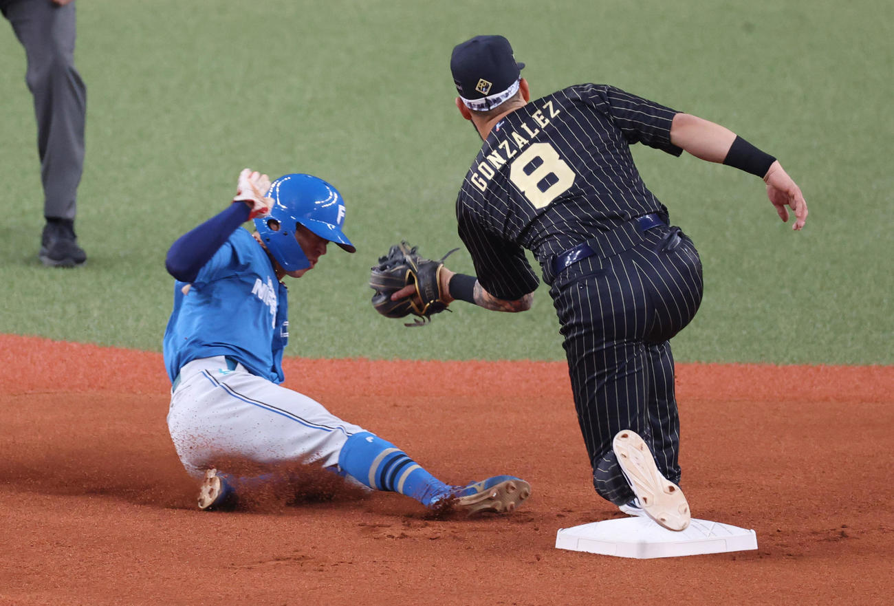 オリックス対日本ハム　1回表日本ハム1死、五十幡は二盗を決める（撮影・上山淳一）