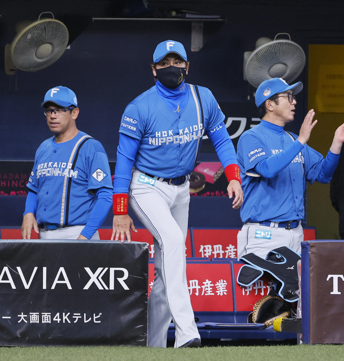 オリックス対日本ハム　8回、交代を告げる日本ハム新庄監督（撮影・藤尾明華）