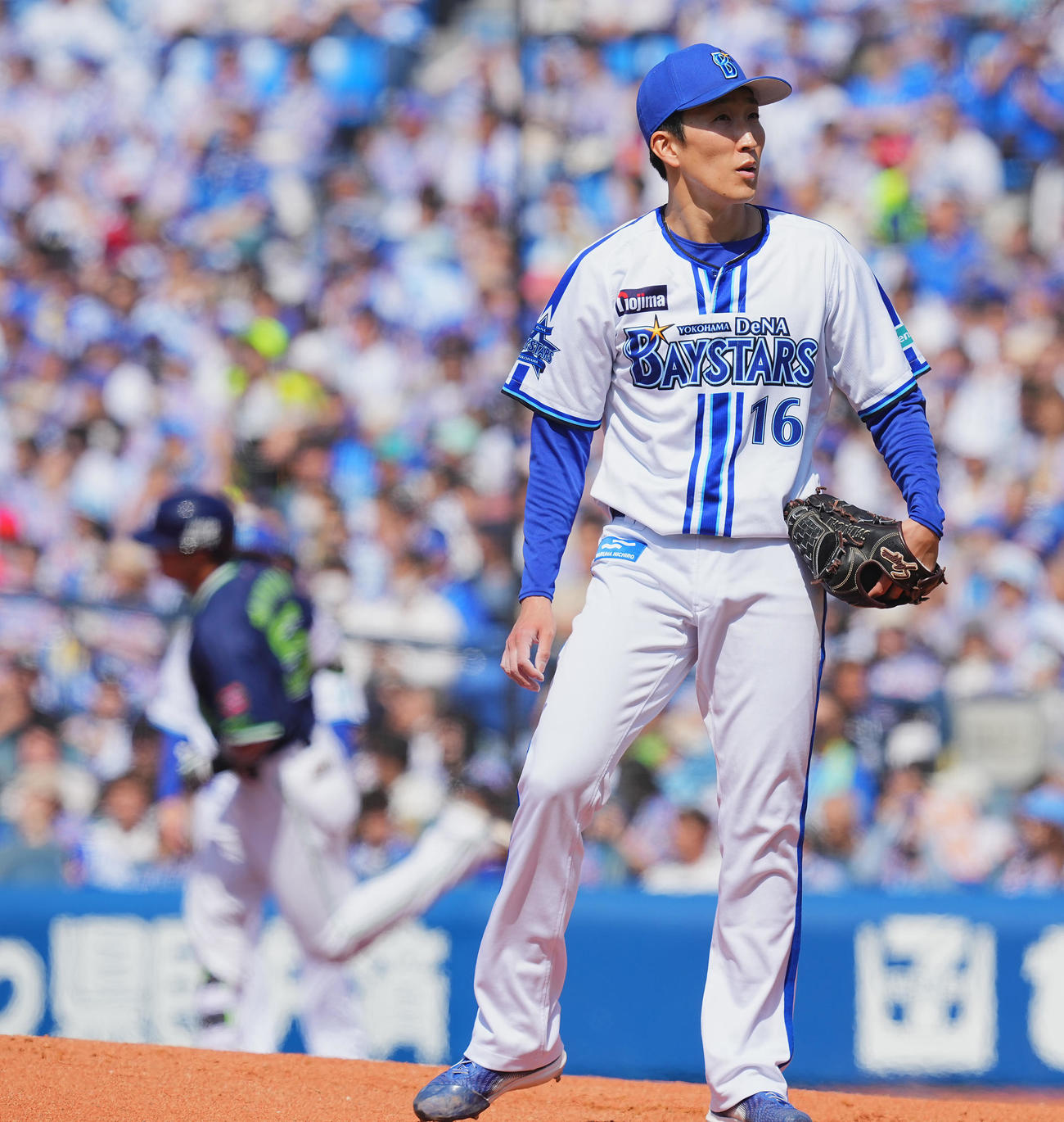 DeNA対ヤクルト　1回表ヤクルト1死、村上（左）に先制のソロ本塁打を浴びる大貫（撮影・垰建太）