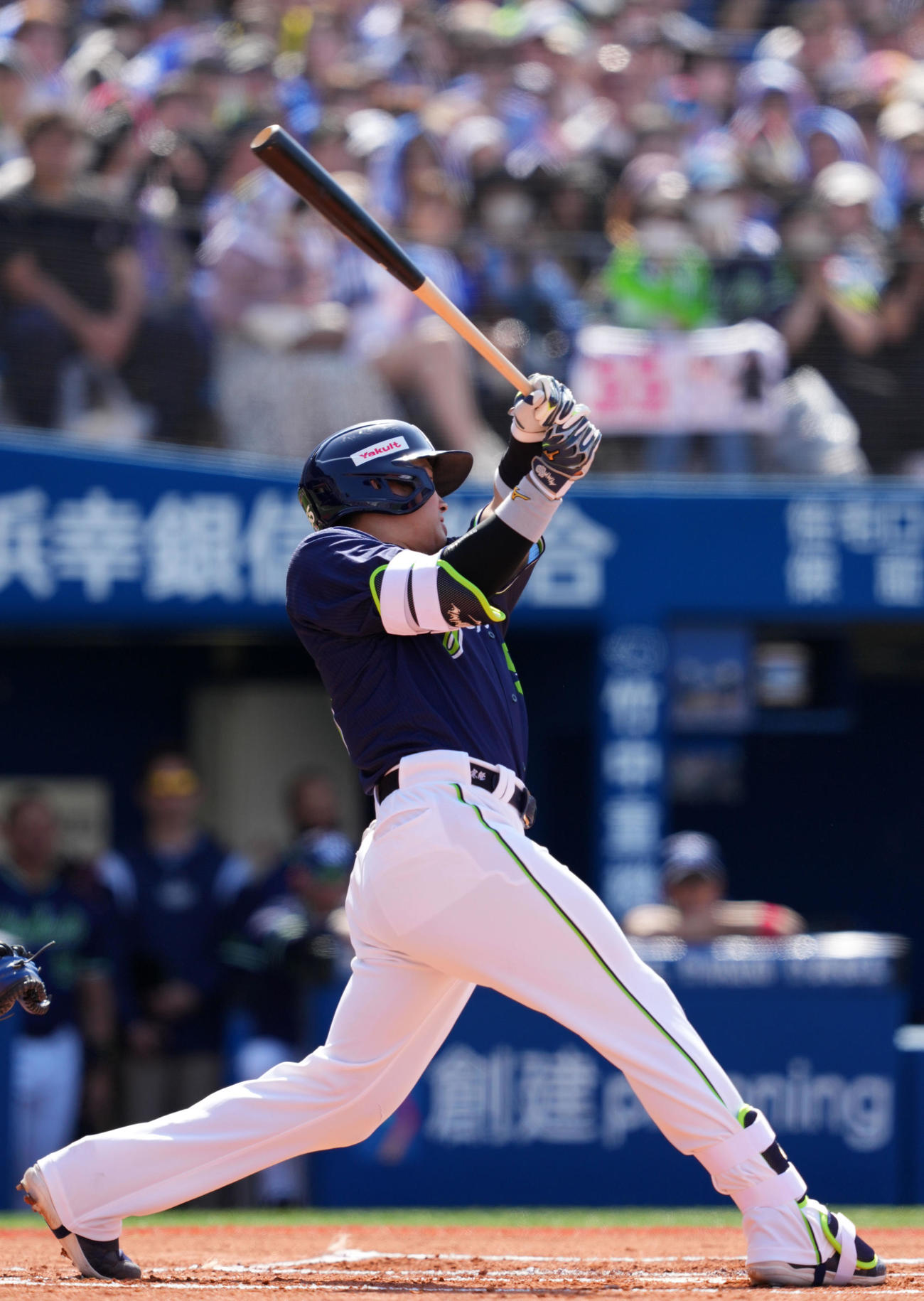 DeNA対ヤクルト　1回表ヤクルト1死、中越え本塁打を放つ村上（撮影・横山健太）