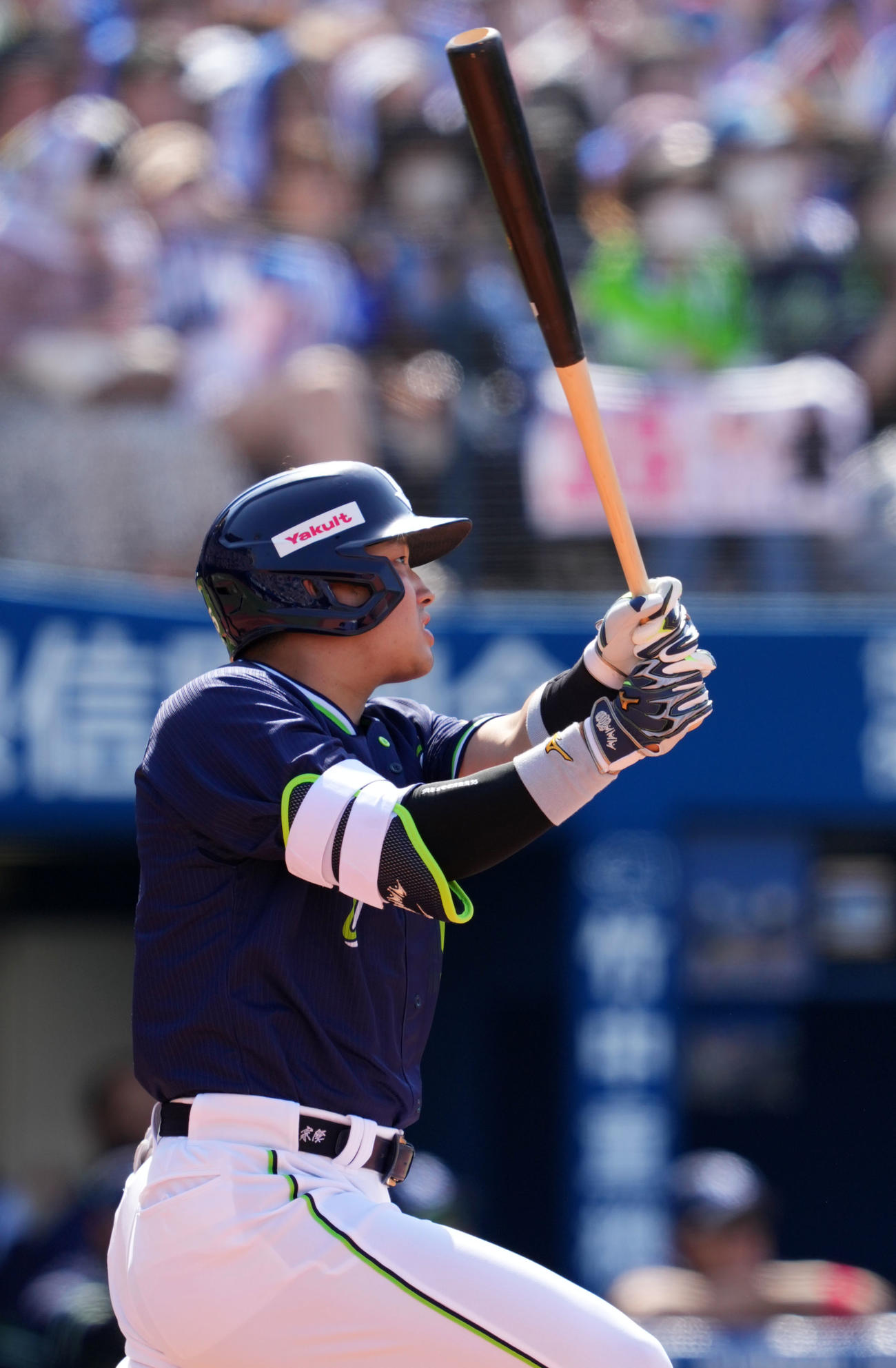 DeNA対ヤクルト　1回表ヤクルト1死、中越え本塁打を放つ村上（撮影・横山健太）