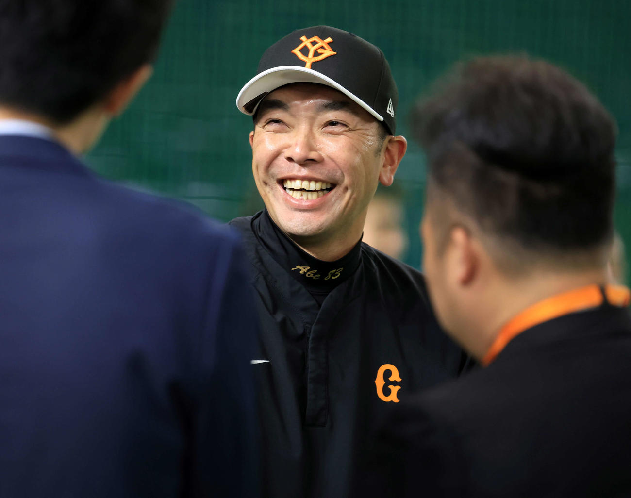 巨人対広島　関係者と談笑する巨人阿部監督（撮影・浅見桂子）