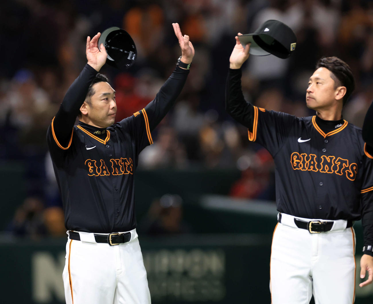 巨人対広島　6連勝でスタンドに手を振る巨人阿部監督（撮影・浅見桂子）