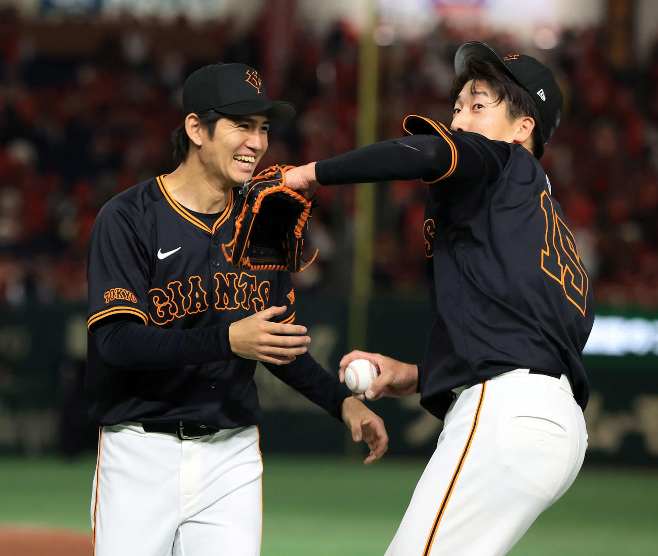 巨人対広島　2勝目を挙げた巨人高橋礼（左）は、大勢からウイニングボールを渡すふりからの投げるしぐさを挟んできちんと笑顔で受け取る（撮影・浅見桂子）