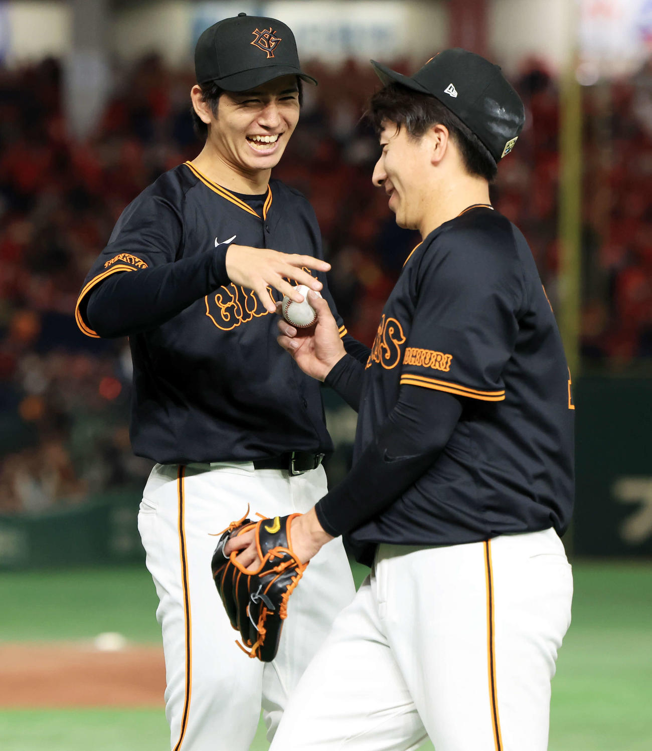巨人対広島　2勝目を挙げた巨人高橋礼（左）は、大勢からウイニングボールを渡すふりからの投げるしぐさを挟んできちんと笑顔で受け取る（撮影・浅見桂子）