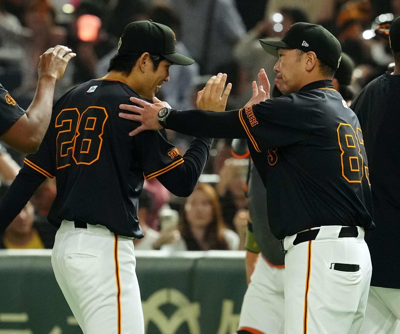 巨人対広島　今季2勝目を飾った高橋礼を迎える巨人阿部監督（撮影・たえ見朱実）