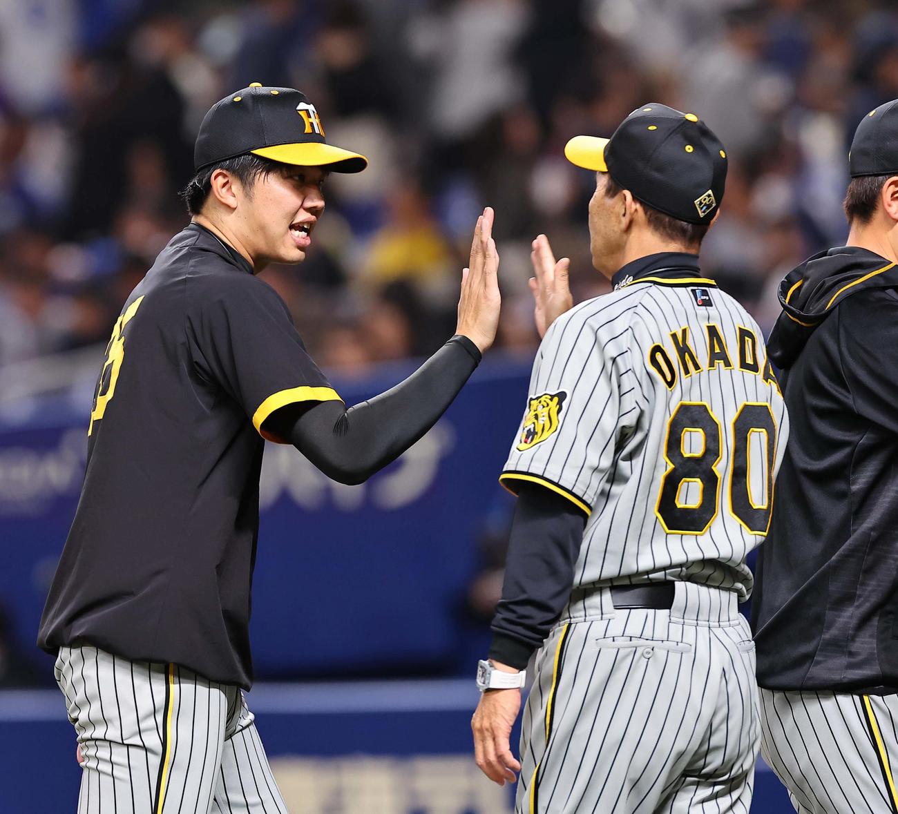 中日対阪神　中日に勝利し岡田監督（右）とハイタッチをする才木（撮影・上田博志）