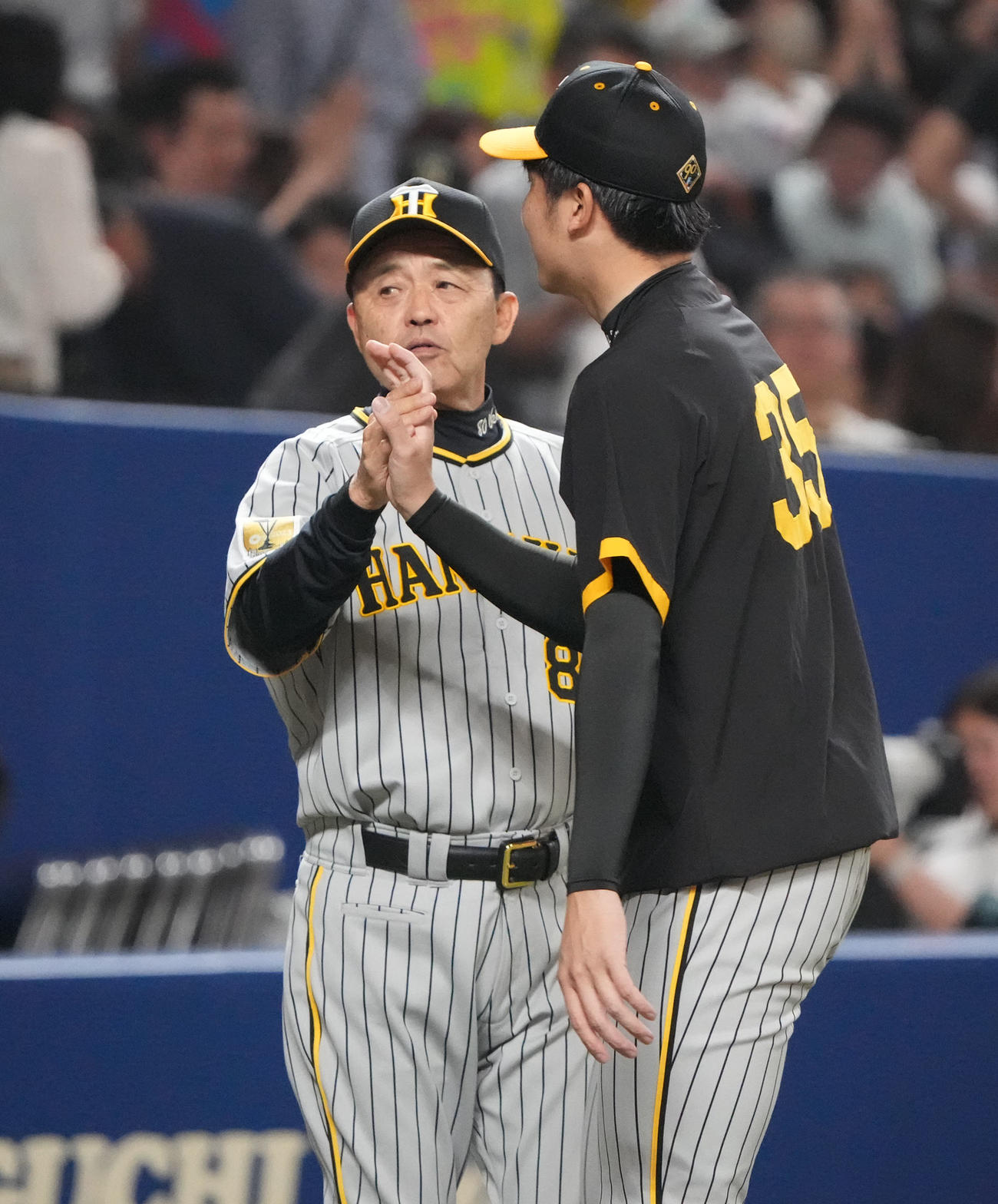 中日対阪神　試合終了、才木とタッチを交わす岡田監督（左）（撮影・森本幸一）