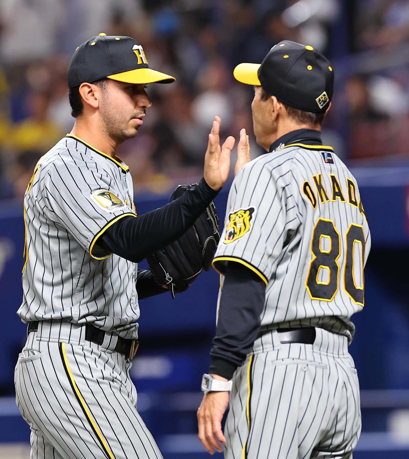 中日対阪神　中日に勝利し岡田監督（右）ハイタッチをするゲラ（撮影・上田博志）
