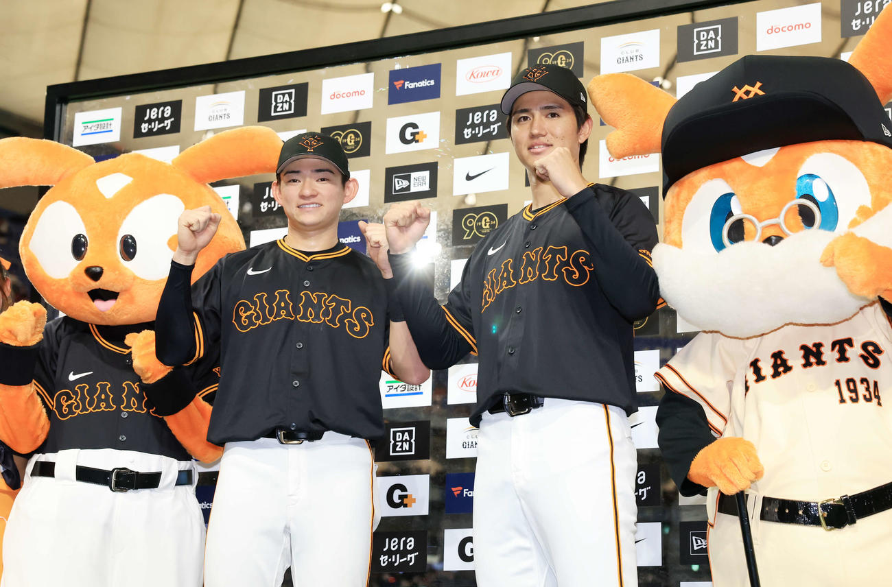 巨人対広島　ヒーローインタビューで、笑顔でガッツポーズする巨人萩尾（左）と高橋礼（撮影・浅見桂子）