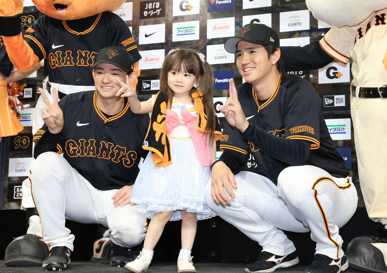 巨人対広島　ヒーローインタビューで、女の子のファンと笑顔で記念撮影する巨人萩尾（左）と高橋礼（撮影・浅見桂子）