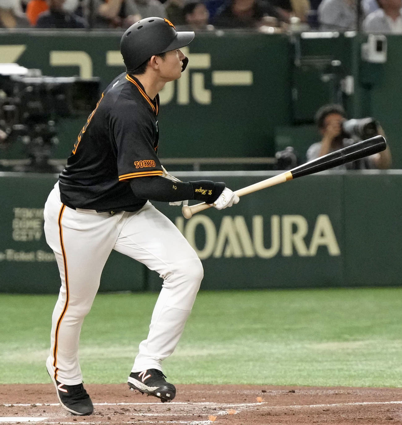 3回巨人1死一塁、萩尾が左中間に逆転2ランを放つ＝東京ドーム（共同）