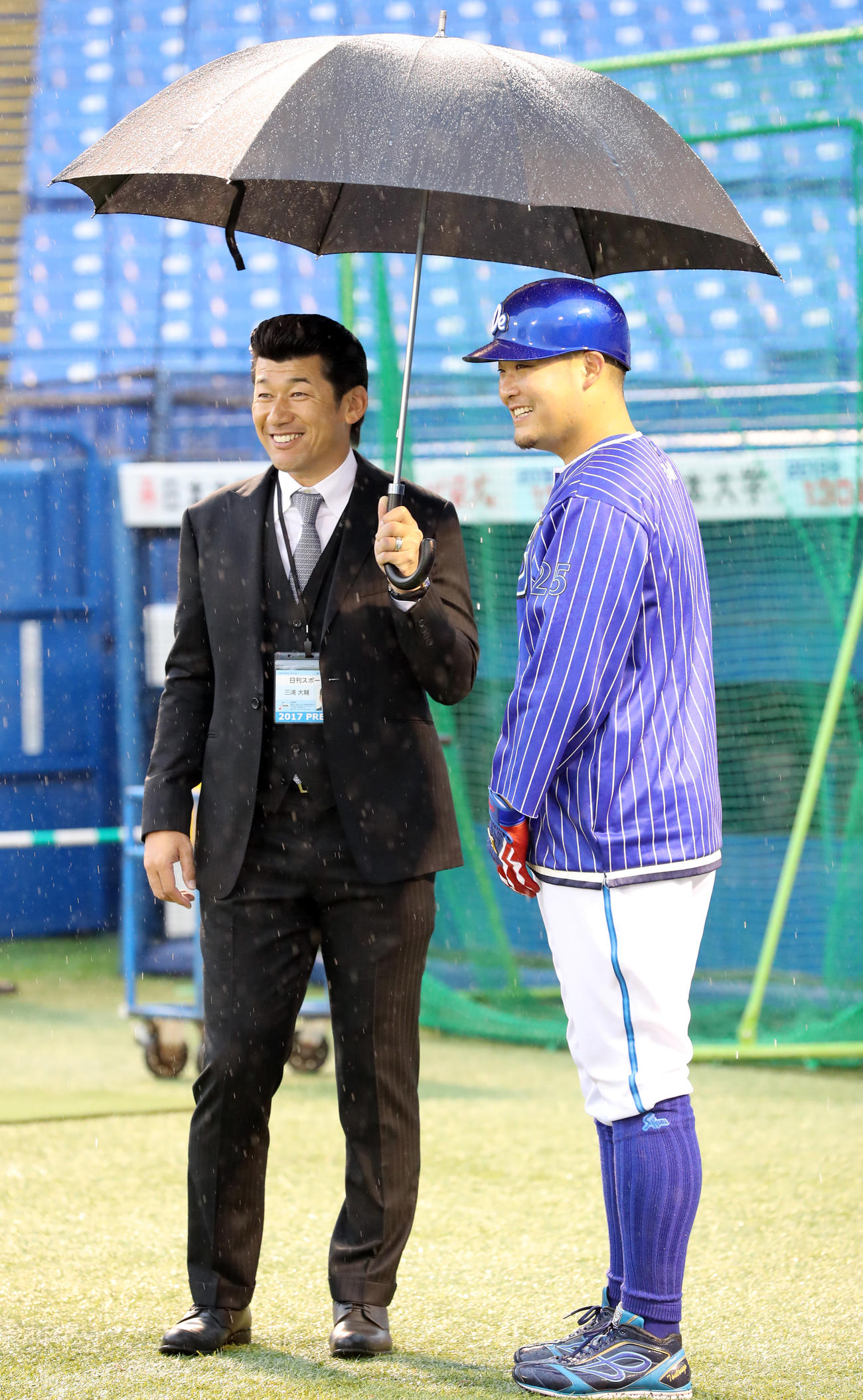 17年3月、相合い傘で談笑する三浦大輔氏（左）とDeNA筒香嘉智