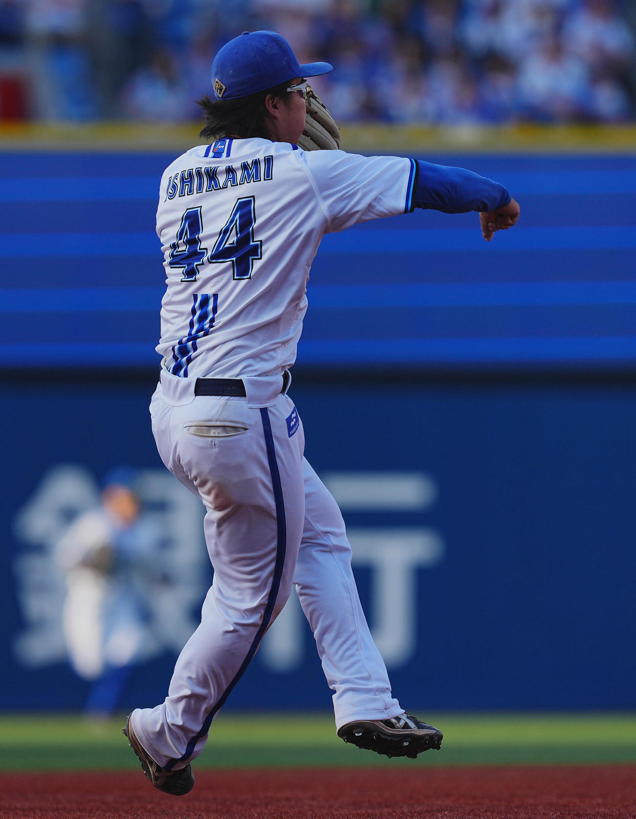 DeNA対ヤクルト　7回表ヤクルト2死一、二塁、塩見のゴロを一塁へ悪送球する石上（撮影・垰建太）
