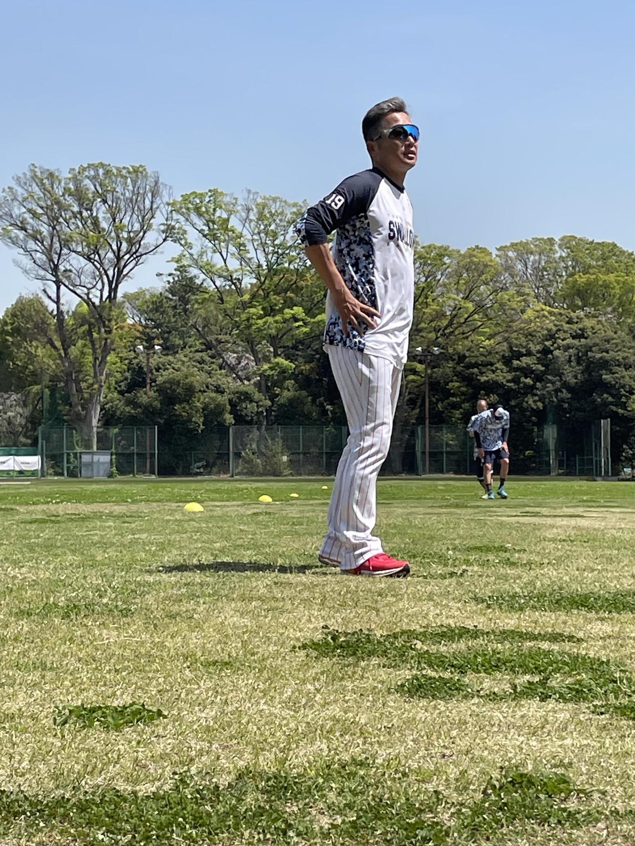 投手練習で汗を流すヤクルト石川