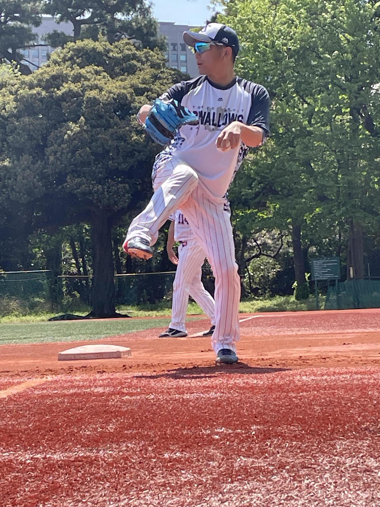 キャッチボールするヤクルト石川