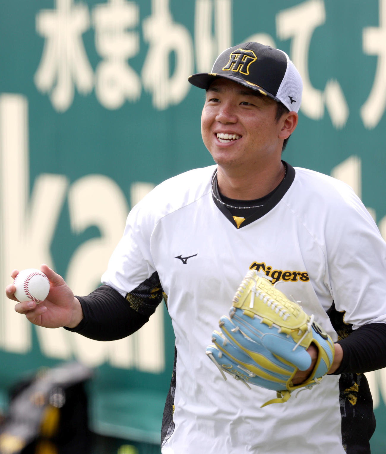 投手指名でリラックスした表情を見せる阪神村上（撮影・上山淳一）