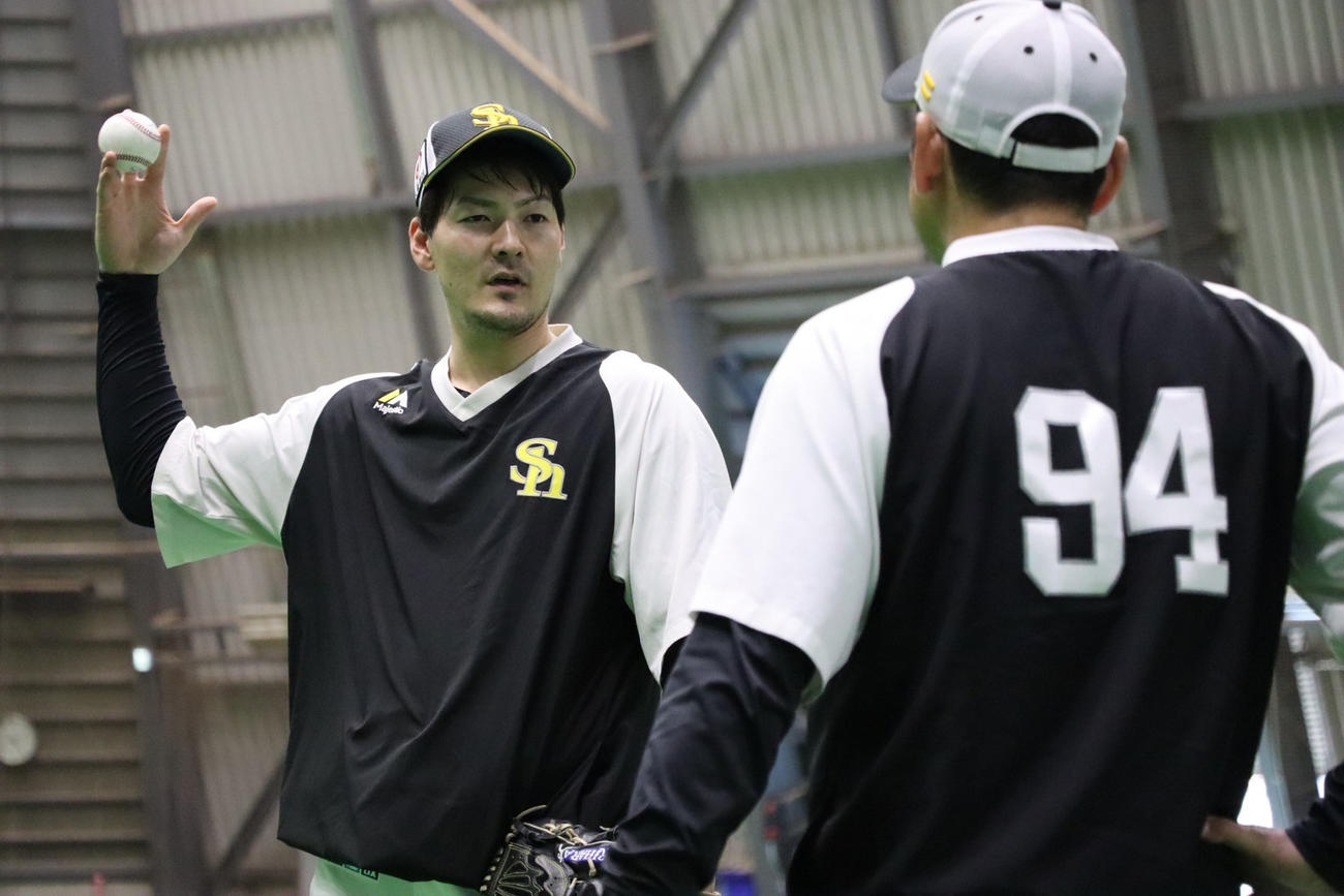 投手練習で調整するソフトバンク有原(球団提供)