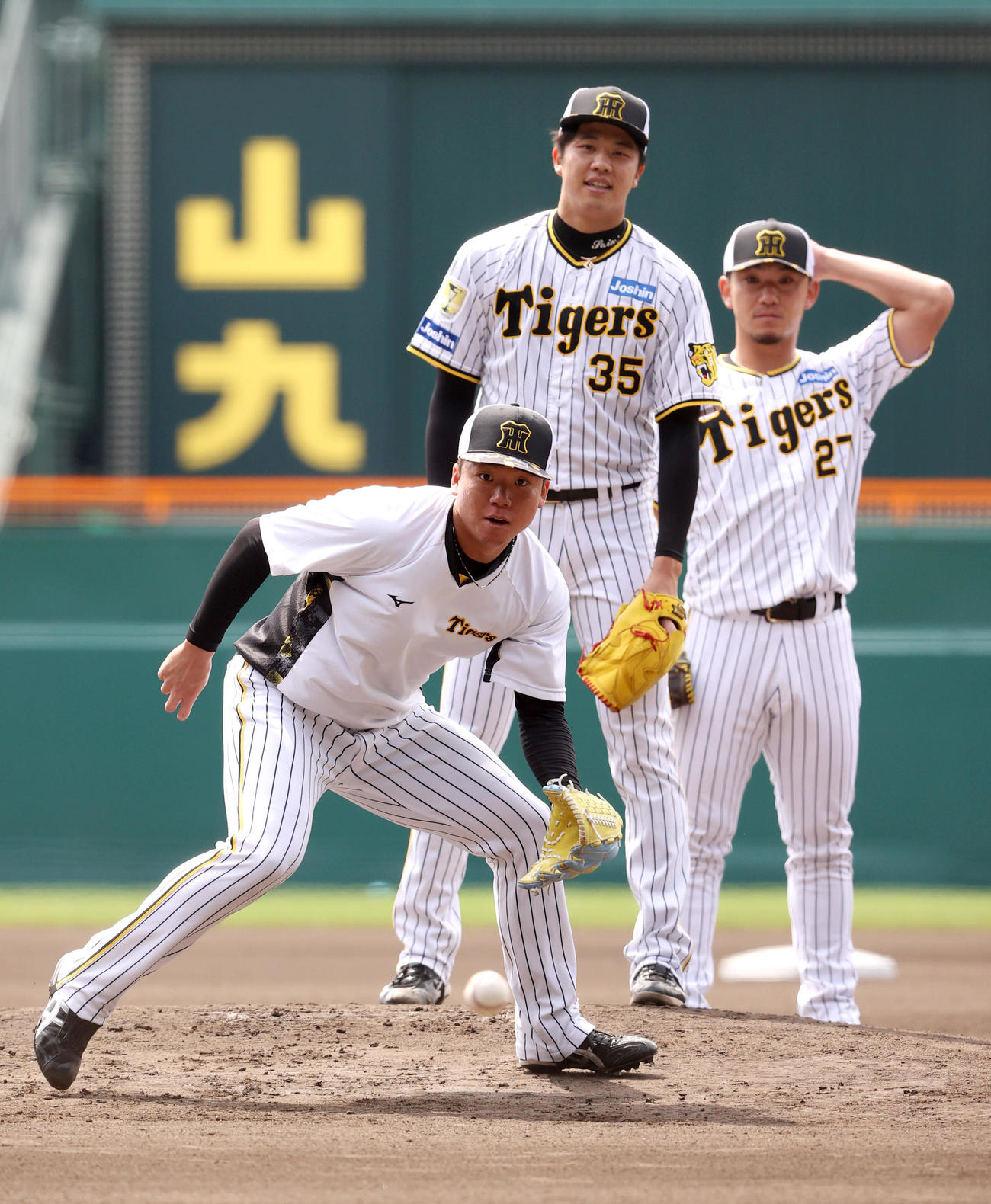 投内連係で汗を流す阪神村上（撮影・上山淳一）