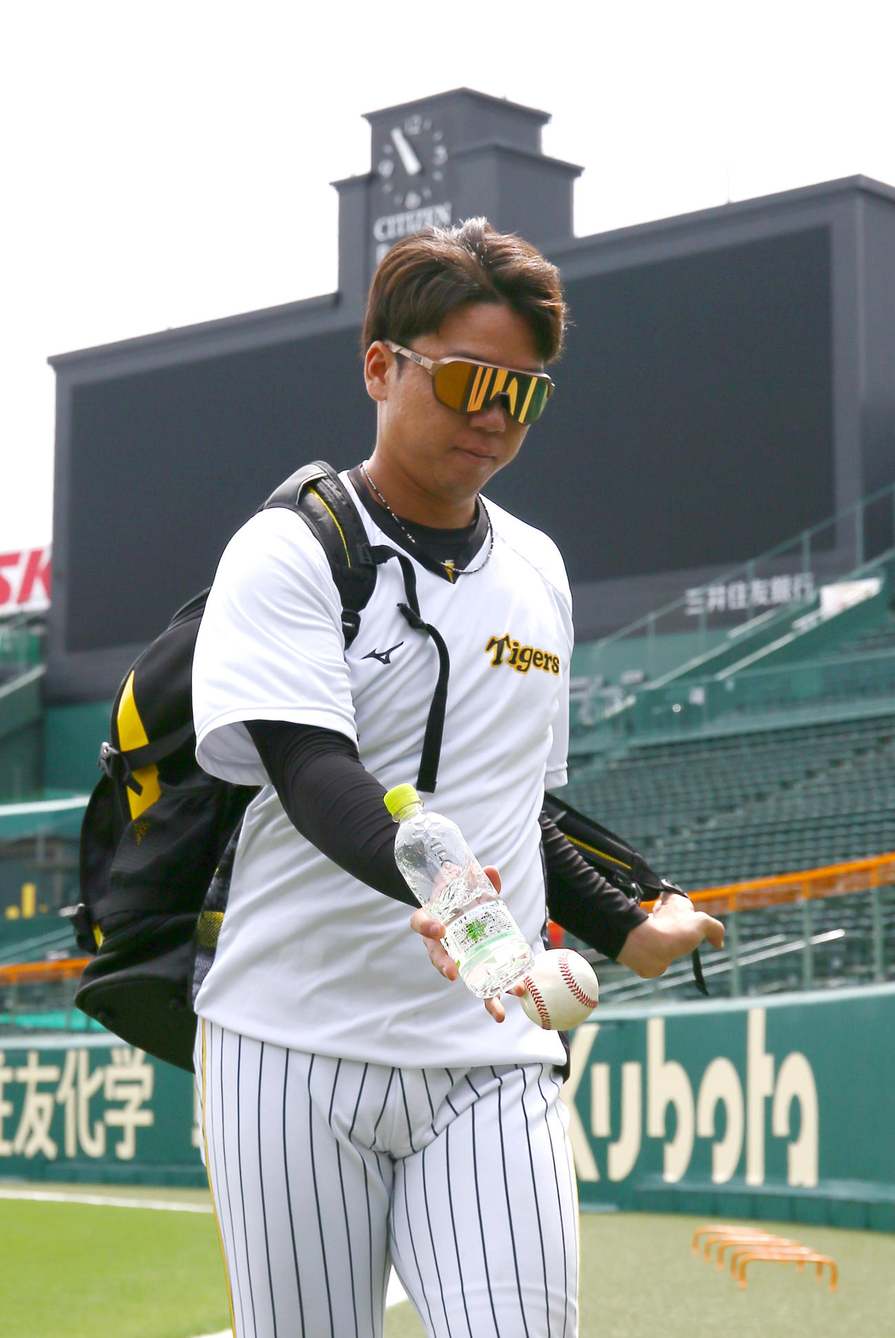 投手指名練習を終えグラウンドを後にする阪神村上（撮影・上山淳一）