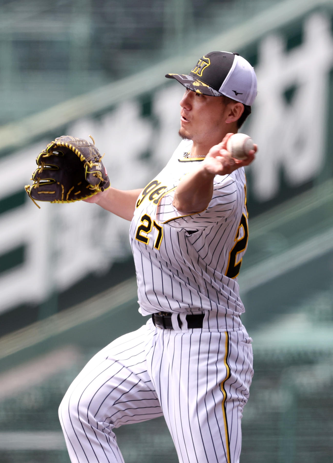 投内連係で三塁に送球する阪神伊藤将（撮影・上山淳一）