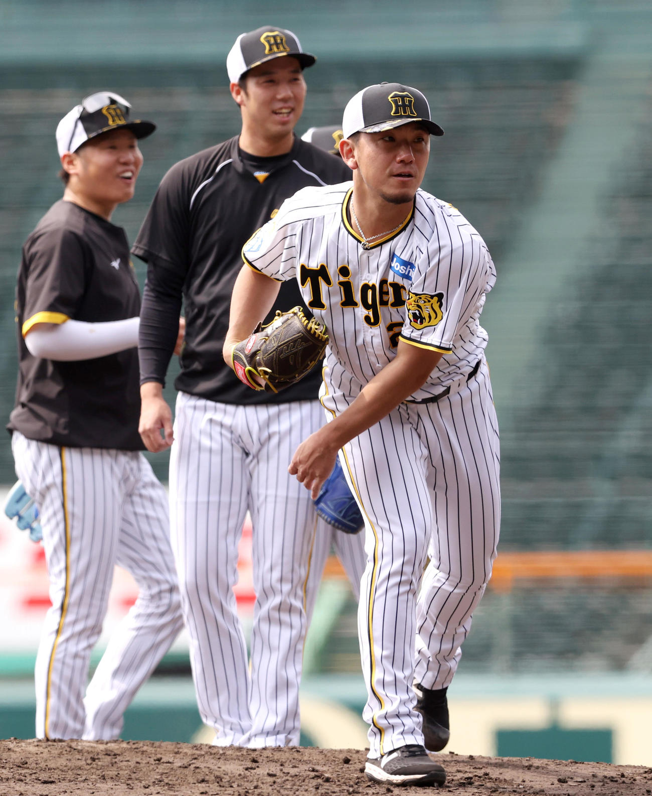 投内連係で汗を流す阪神伊藤将（手前）。左は西勇、中央は青柳（撮影・上山淳一）