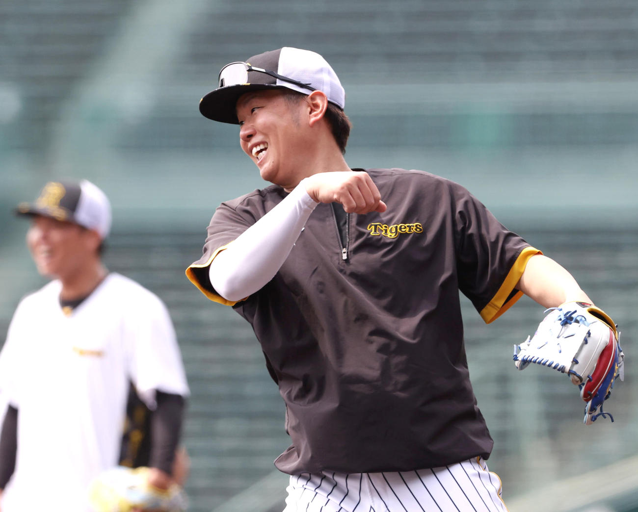 投内連係を行う阪神西勇輝（撮影・上山淳一）