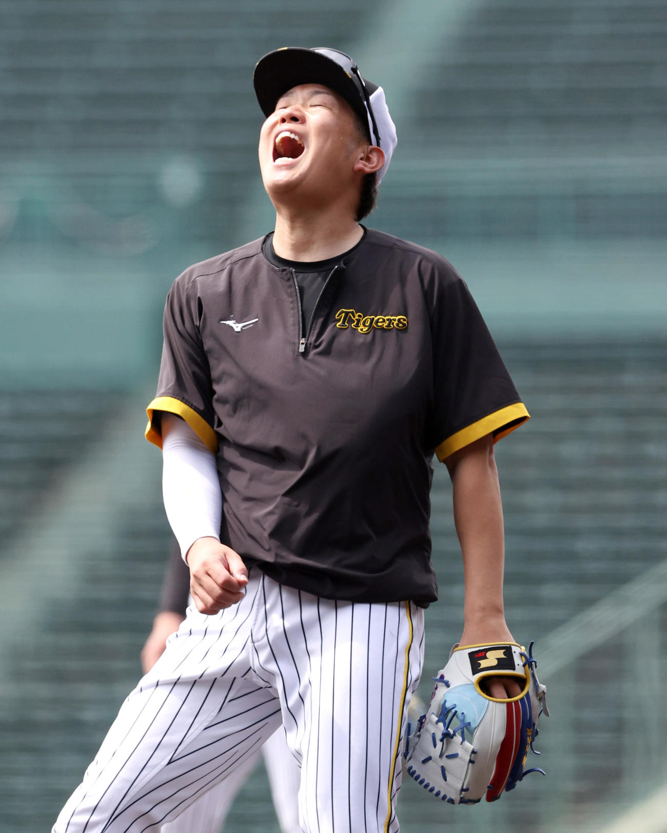 投内連係で汗を流す阪神西勇輝（撮影・上山淳一）
