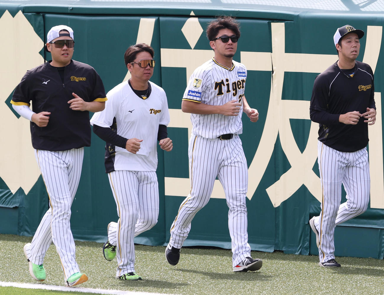 甲子園球場でトレーニングする阪神投手陣、左から西勇輝、村上、伊藤将司、青柳（撮影・上山淳一）