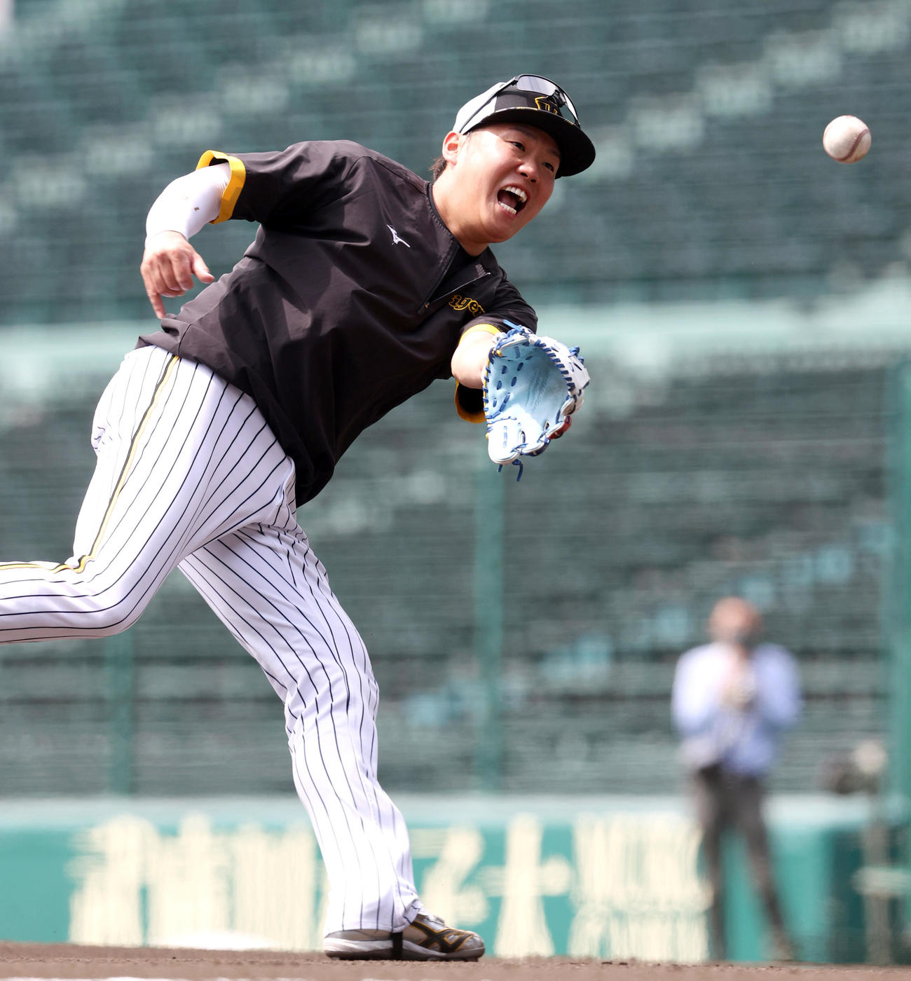 投内連係でグラブトスする阪神西勇輝（撮影・上山淳一）