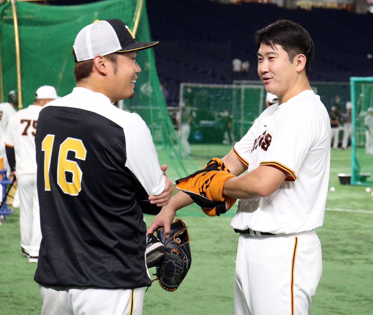 21年10月、試合前に巨人菅野と談笑する西勇輝