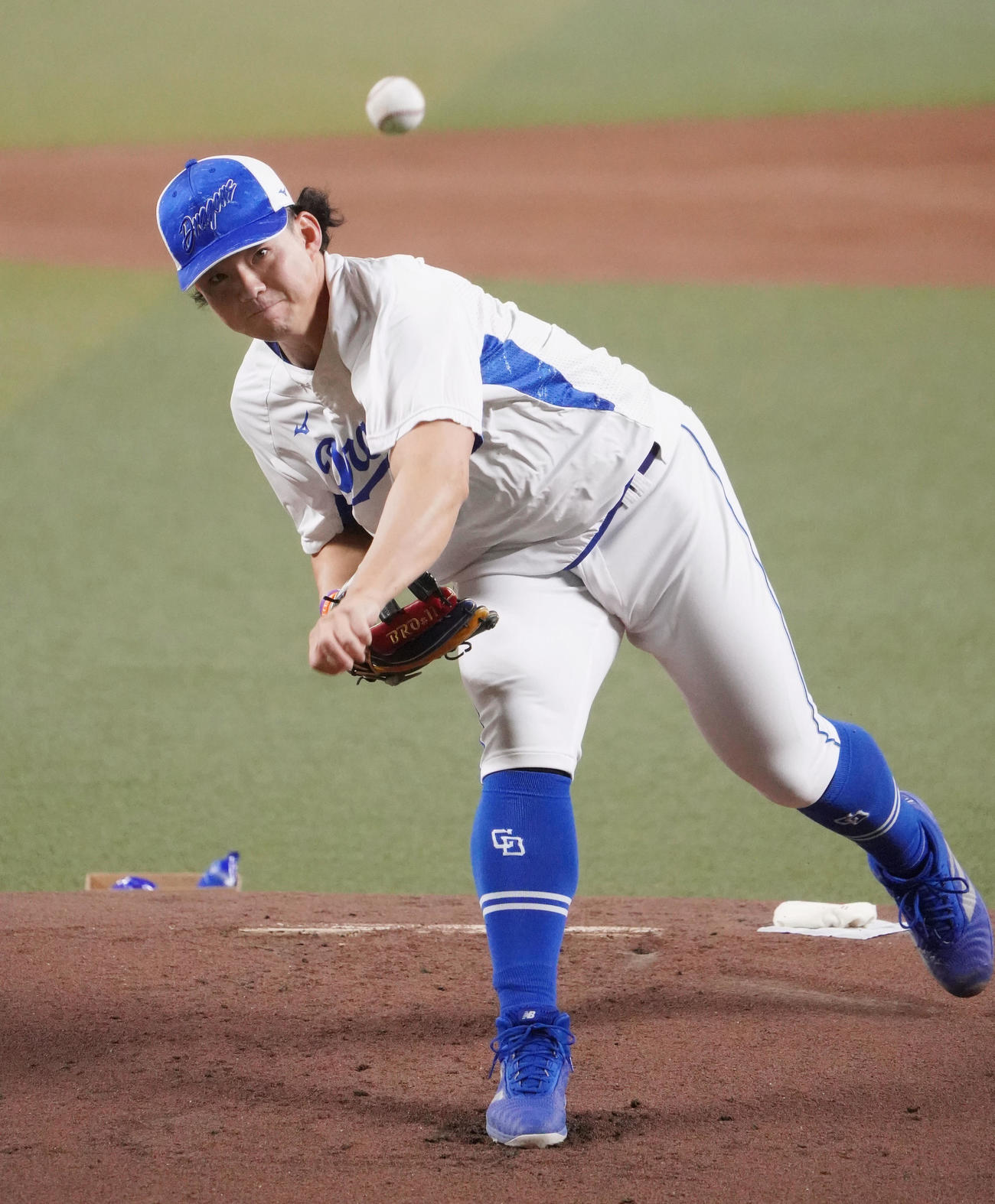 マウンドを利用し投球練習をする小笠原（撮影・森本幸一）