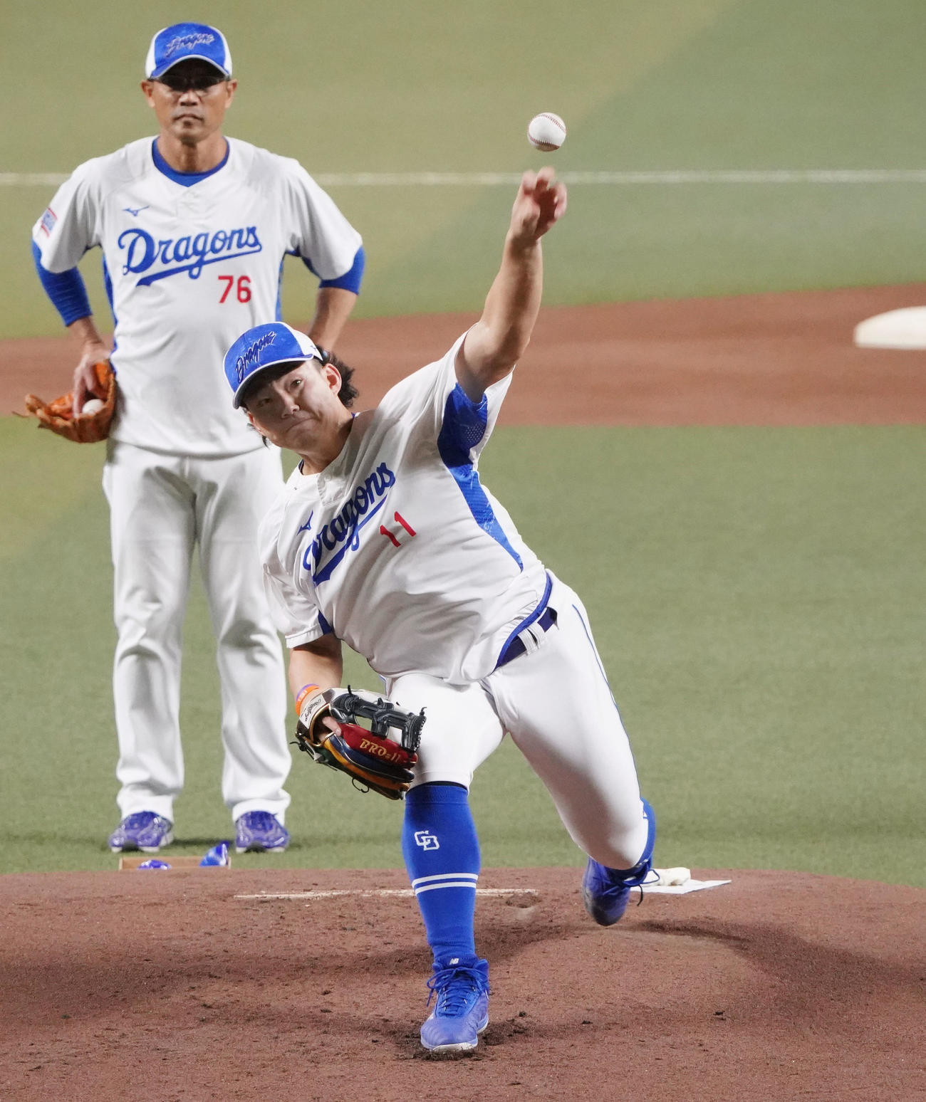 マウンドを利用し投球練習をする小笠原。左は大塚投手コーチ（撮影・森本幸一）