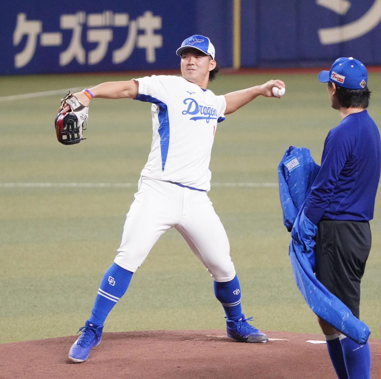マウンドで投球する小笠原（左）右は涌井（撮影・森本幸一）