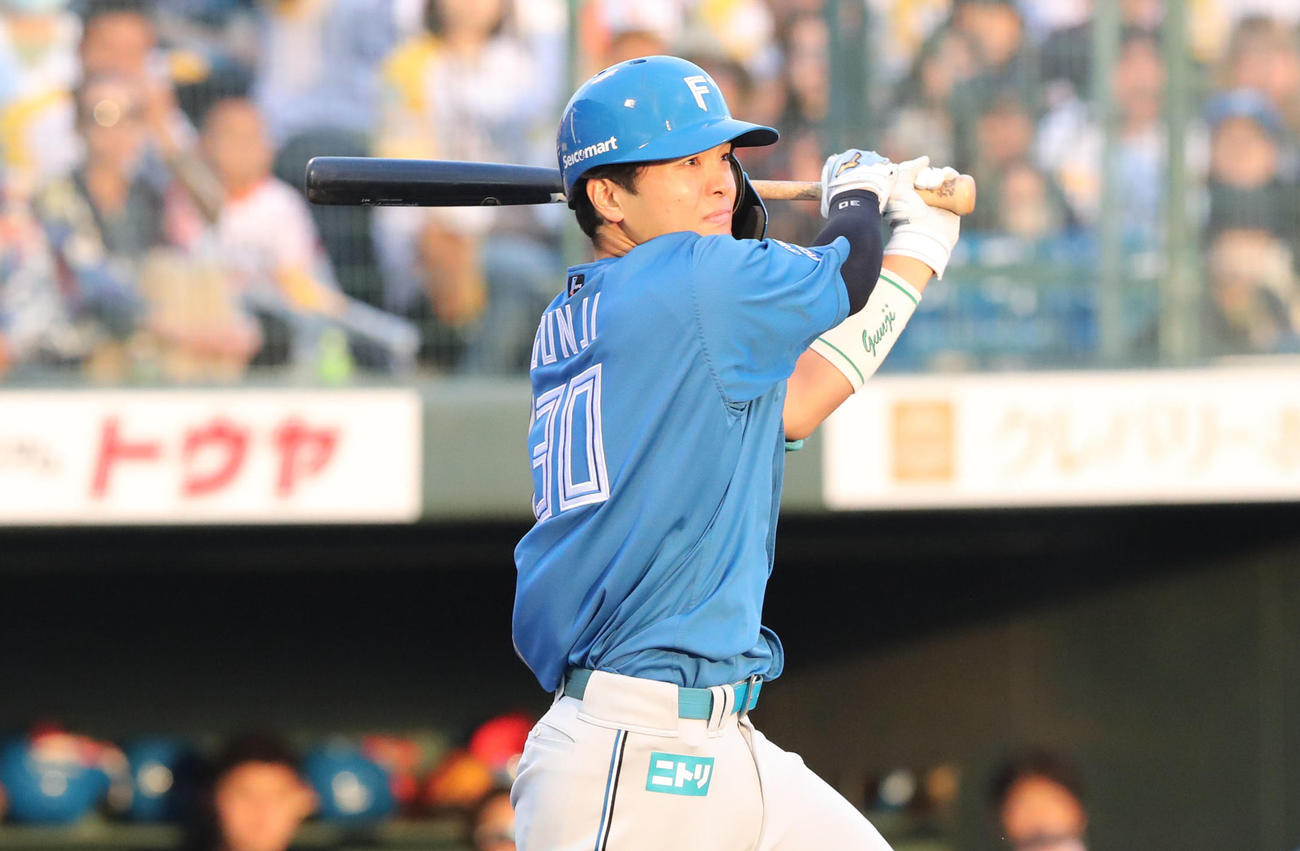 4月9日、ソフトバンク対日本ハム　1回表日本ハム無死、郡司裕也は右越え二塁打を放つ