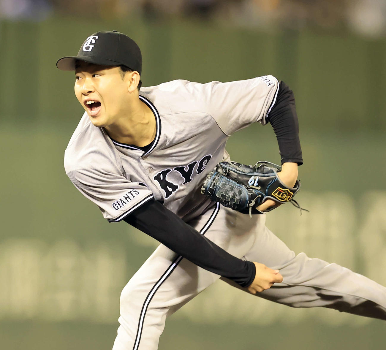 投する巨人山崎伊織（2024年4月9日撮影）
