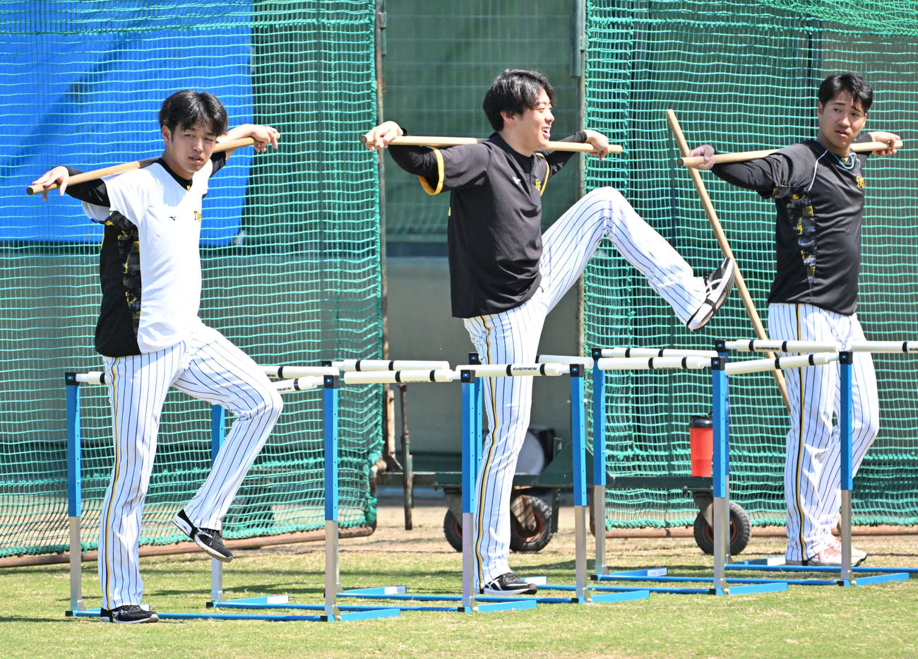 14日、トレーニングをする（左から）高橋、小川、岩田