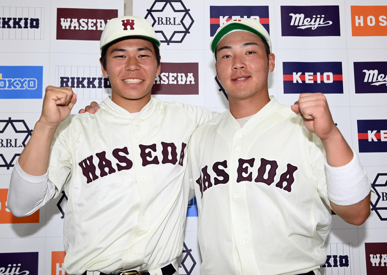立大対早大　立大に勝利し笑顔で記念撮影に納まる早大・安田（左）と吉納（撮影・たえ見朱実）