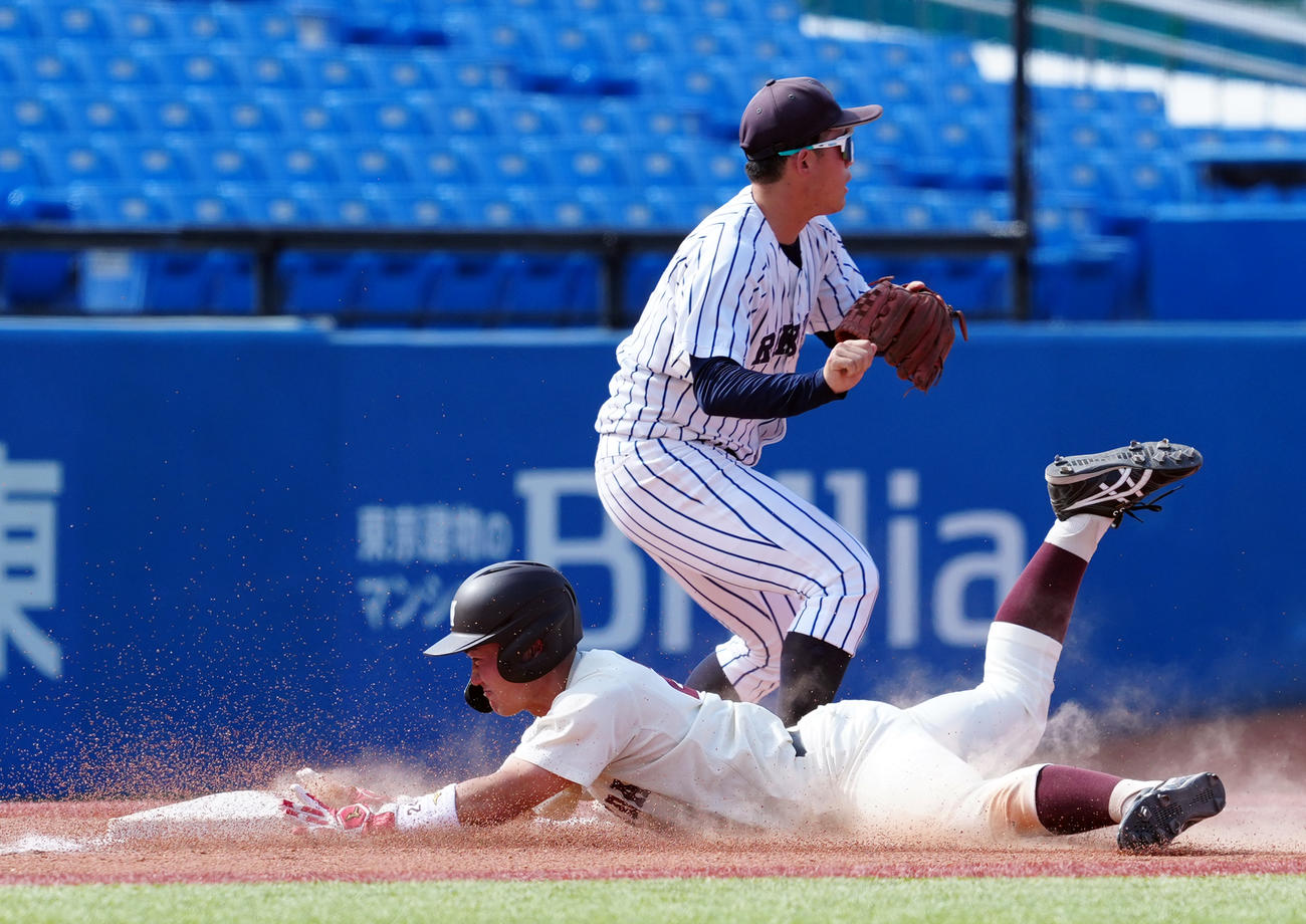 立大対早大　8回裏早大無死一塁、山縣の左前打で三塁へ進塁する一走尾瀬（撮影・たえ見朱実）