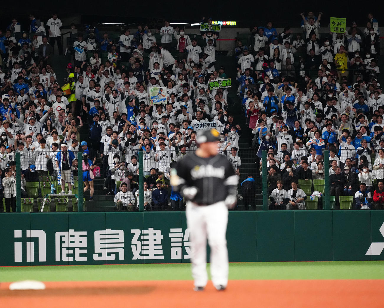 4月12日、西武対ソフトバンク　6回表終了後、ソフトバンク山川（手前）にブーイングする左翼席の西武ファン