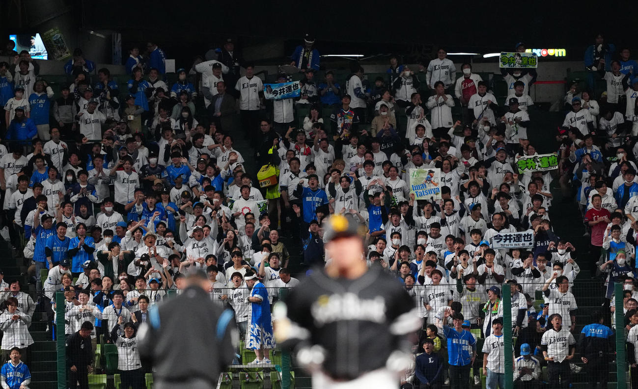 4月12日、西武対ソフトバンク　6回表終了後、ソフトバンク山川（手前）にブーイングする左翼席の西武ファン