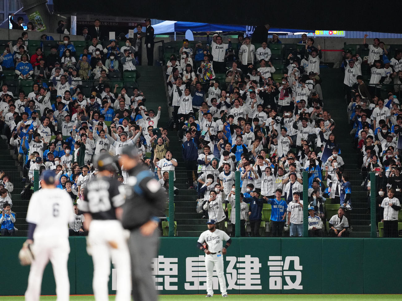 4月12日、西武対ソフトバンク　1回表ソフトバンク2死二塁、打席に立つ山川にブーイングする左翼席の西武ファン