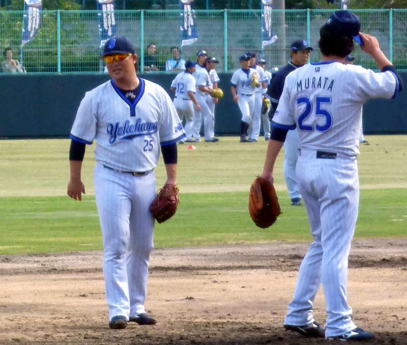 2010年10月31日　横浜奄美大島キャンプ　村田修一（左）のとなりで同じ背番号25のユニホームを借りた筒香嘉智が練習する。台風の影響で荷物が届かず