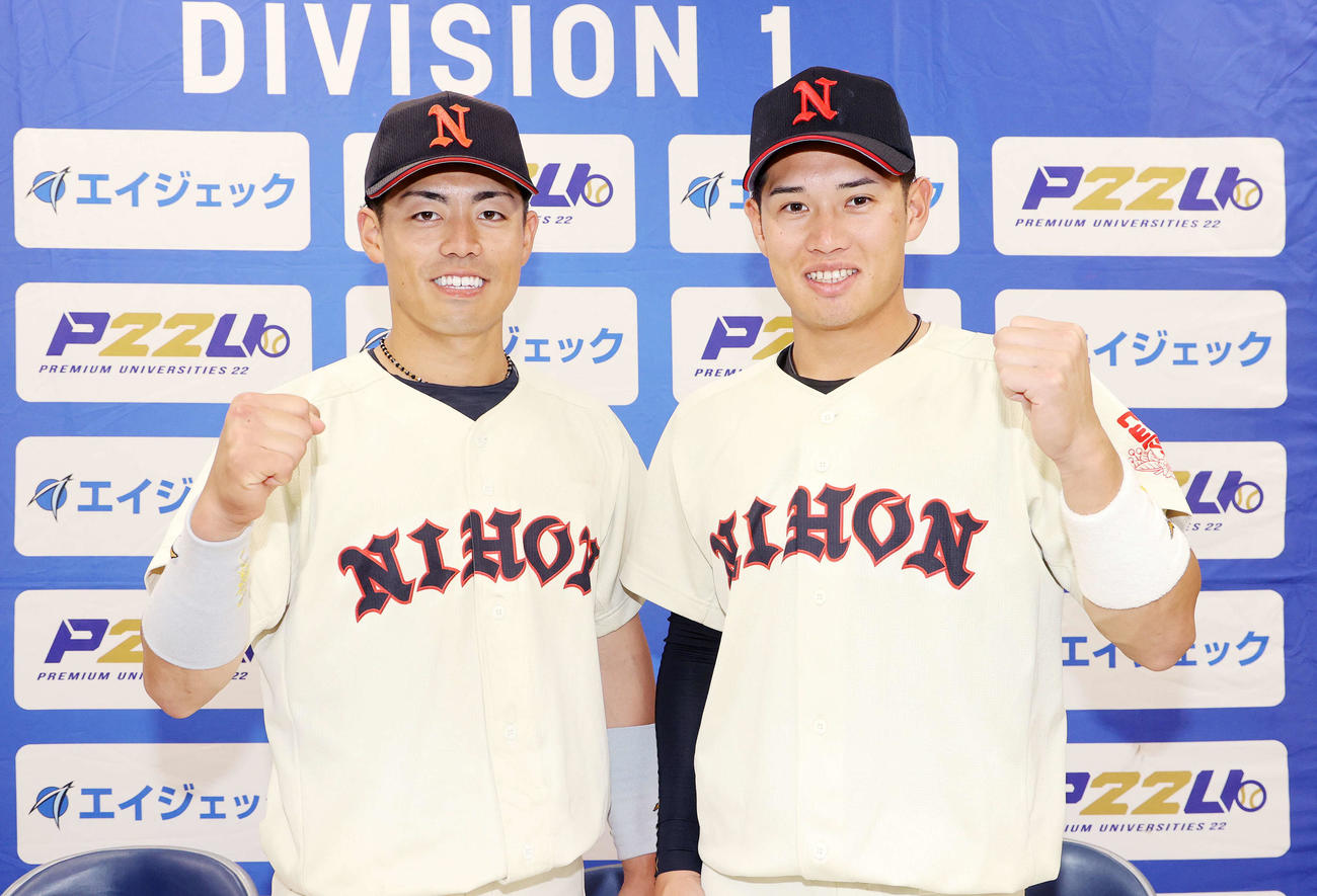 日大対駒大　勝利し笑顔でガッツポーズする日大・谷端（左）と橘田（撮影・鈴木正人）